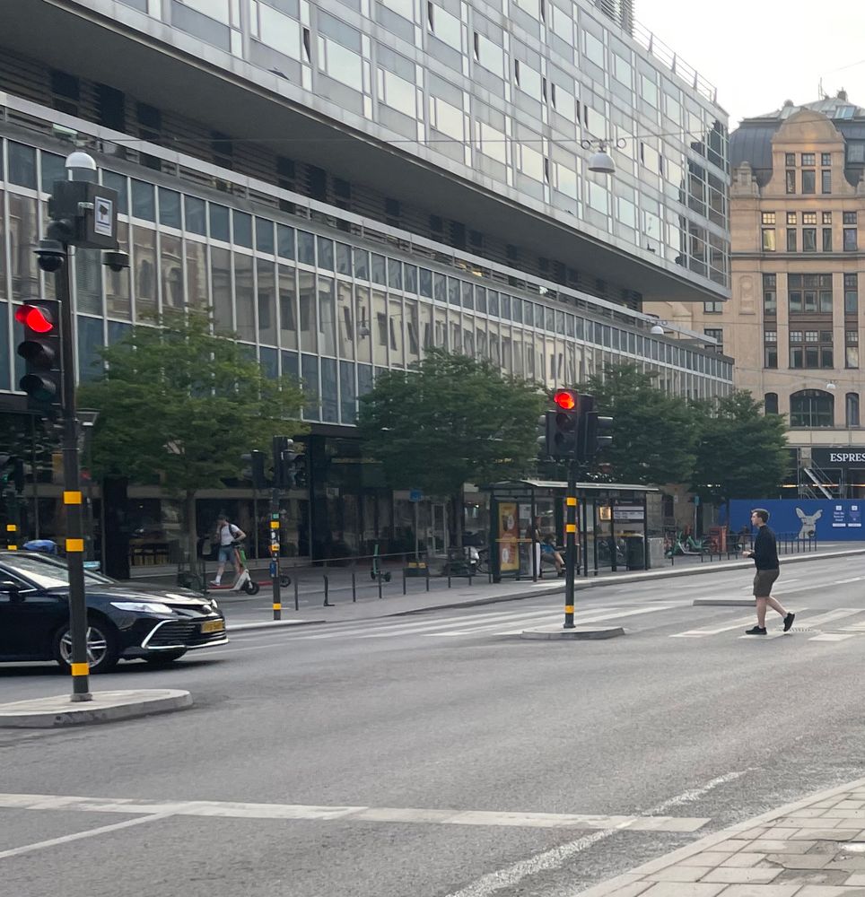 Svartmålade övervakningskameror på trafikljusstolpe på Vasagatan i Stockholm
