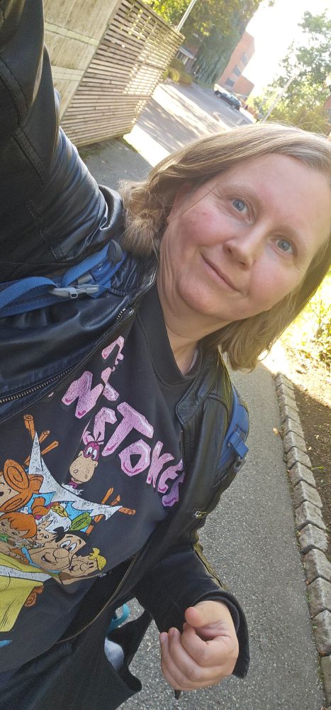 Blid dame 47 med Flintstones tegnesrietrykk på genseren sin