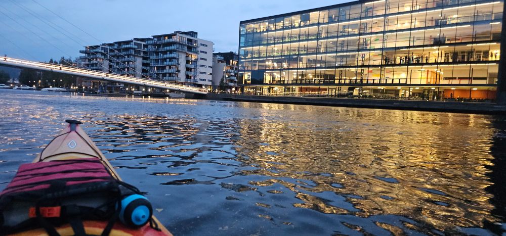 Foto fra kajakk mot drammensbiblioteket / usn