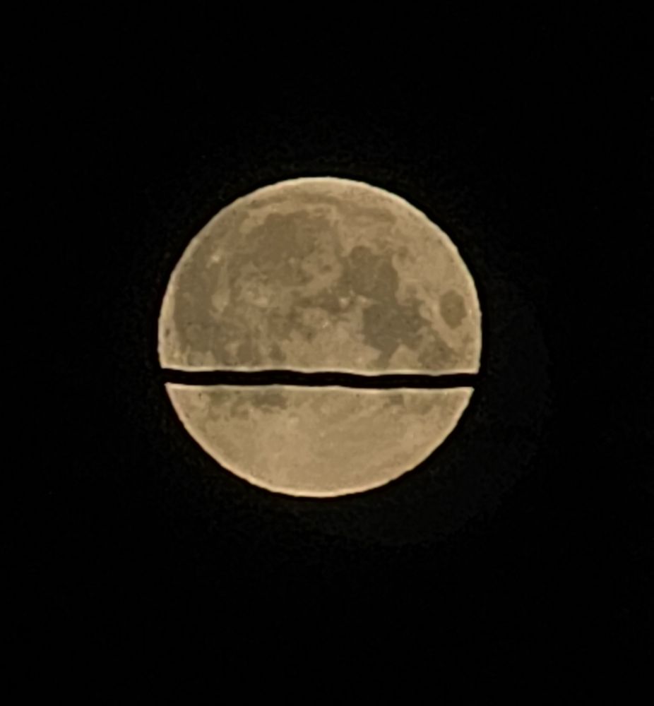 Dårlig mobilbilde av månen på vei mot lyktestolpen i gata. Ingen antydning til formørkelse 0511.