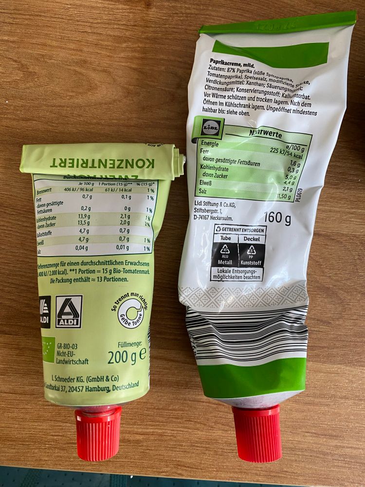 Links, Tomatenmark sauber aufgerollt in Tube
Rechts Mark chaotisch gepresst