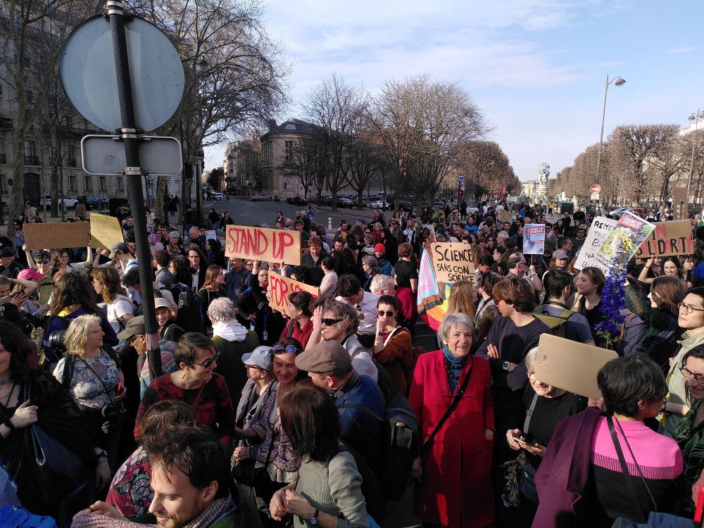 Image de la foule occupant la place port royal