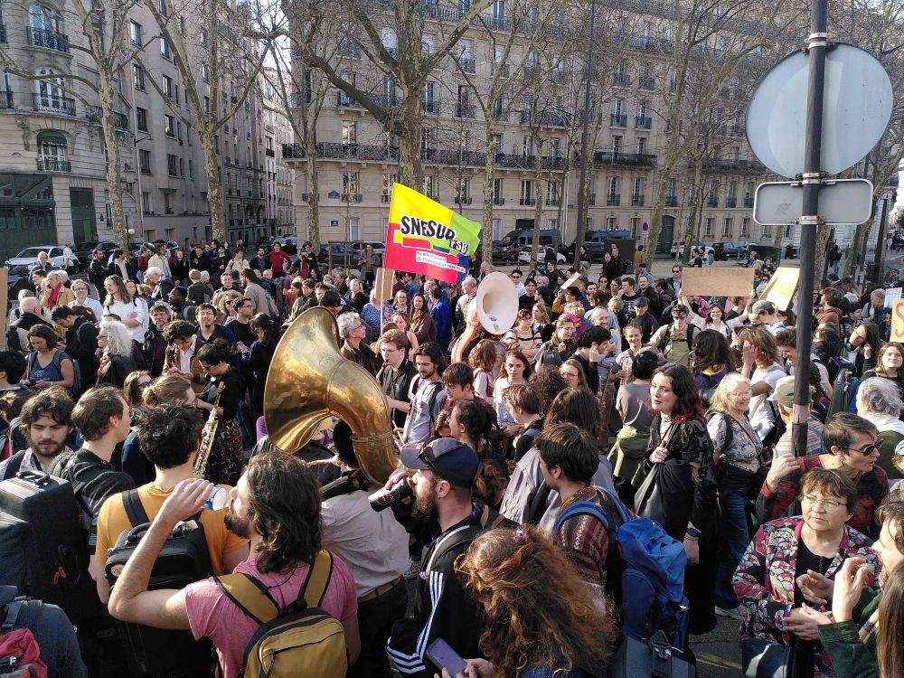 Image de la foule occupant la place port royal