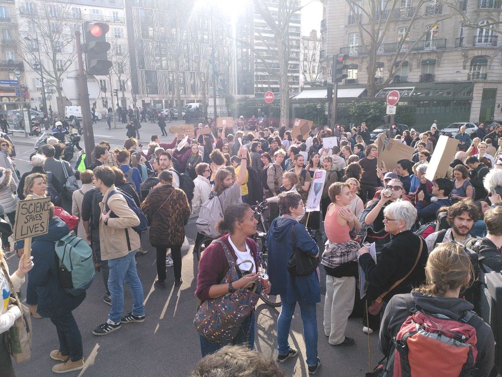 Image de la foule occupant la place port royal 