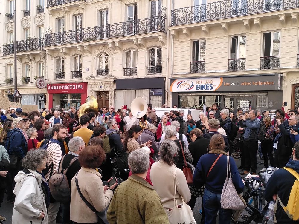 La fanfare au milieu du cortège 