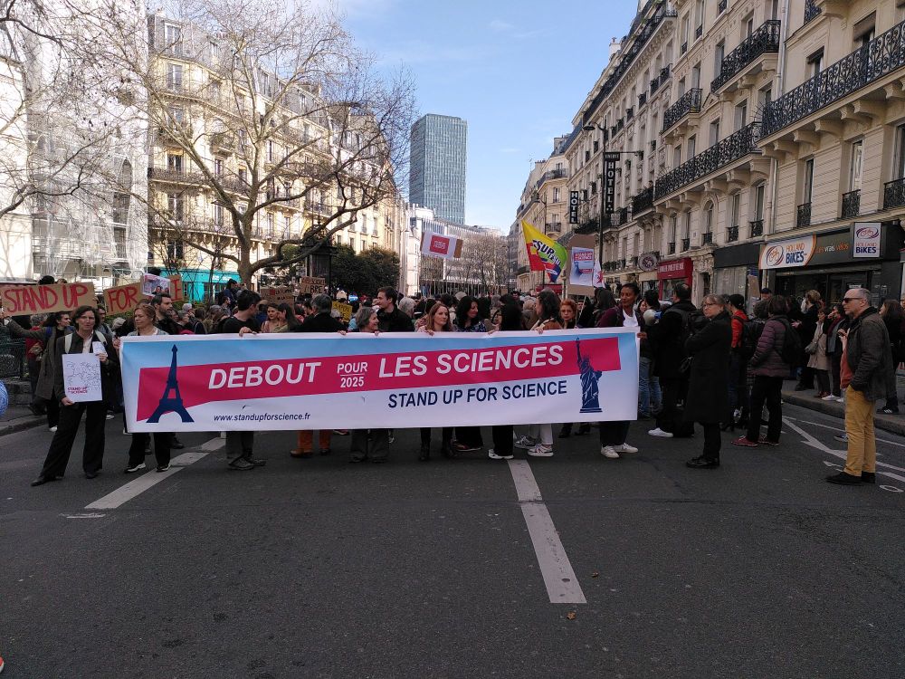 Le front du cortège avec une banderole du mouvement 