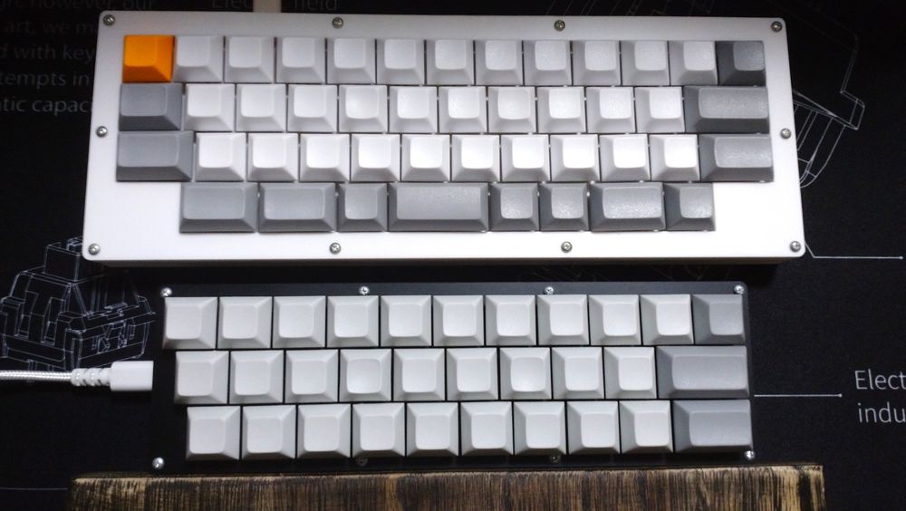 45キーのロウスタッガードキーボードと、31キーのロウスタッガードキーボード