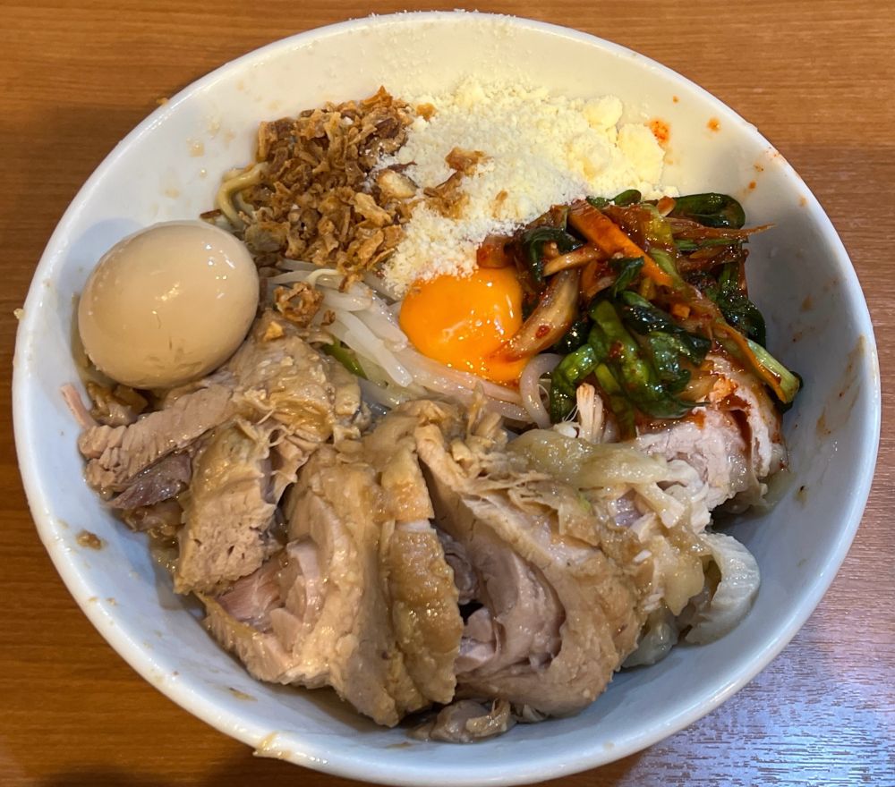 麺半分でしたが🐷さん麺より多い？って位の充実感👍
三半規管が未だ完治してないのでニラキムチと粉チーズだけ食した後は記憶の補完で楽しみました😅
それでもトータルバランス良いですよね😁
スープ割りまでいけない位満足しました😍