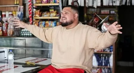 Galo da luta, homem de barba blusa de moletom creme shorts vermelho 