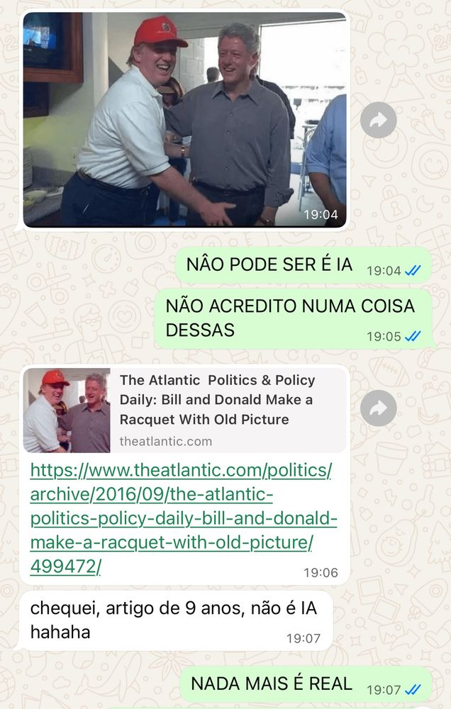 Conversa de WhatsApp questionando a realidade após ver uma foto do Trump patolando o Bill Clinton
