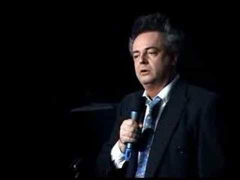 Personagem Seu Lili, do terça insana, no palco, segurando um microfone. Ele é interpretado por Marcelo Mansfield. O personagem é famoso por vários bordões, entre ele “eu prefiro ter um filho viado que um filho velho” 