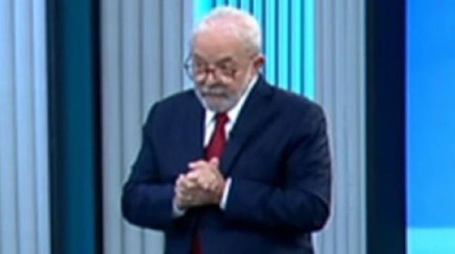 Lula de mãos cruzadas numa imagem pixelada 