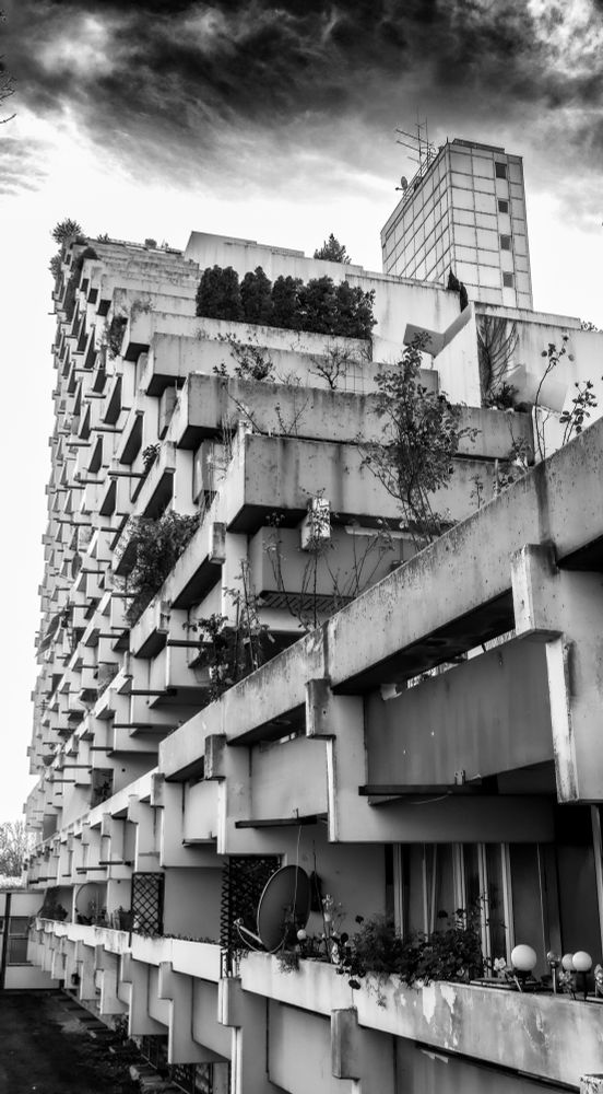 Seitenansicht eines terrassenförmigen Wohngebäudes aus Beton.
