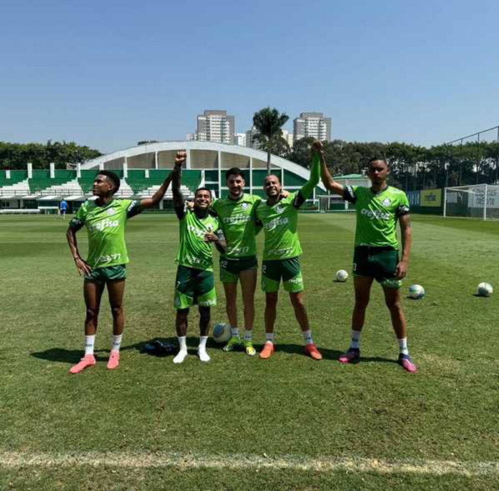 Piquerez e Estêvão vão a campo em trabalho reforçado por Dudu na folga do Palmeiras