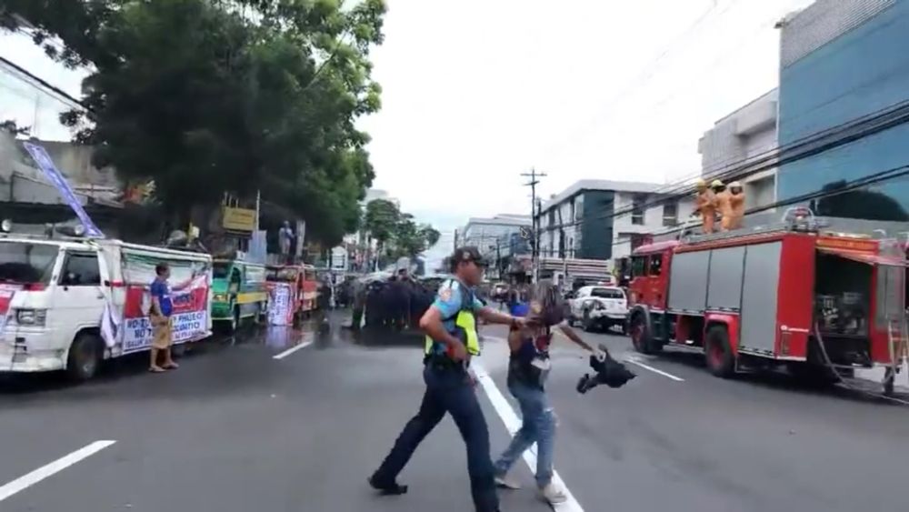 Ang Bayan Ngayon » Protesta ng mga drayber at opereytor ng dyip sa Bacolod City, marahas na binuwag; mga lider, inaresto