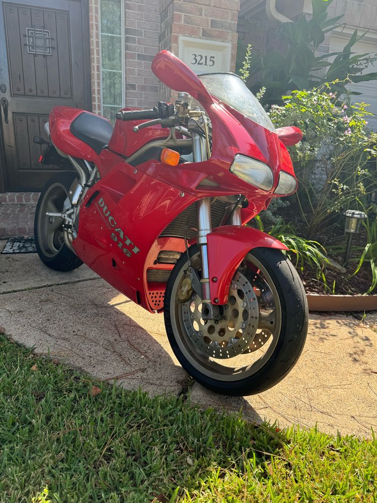 ducati 916 3/4 view in the front hard