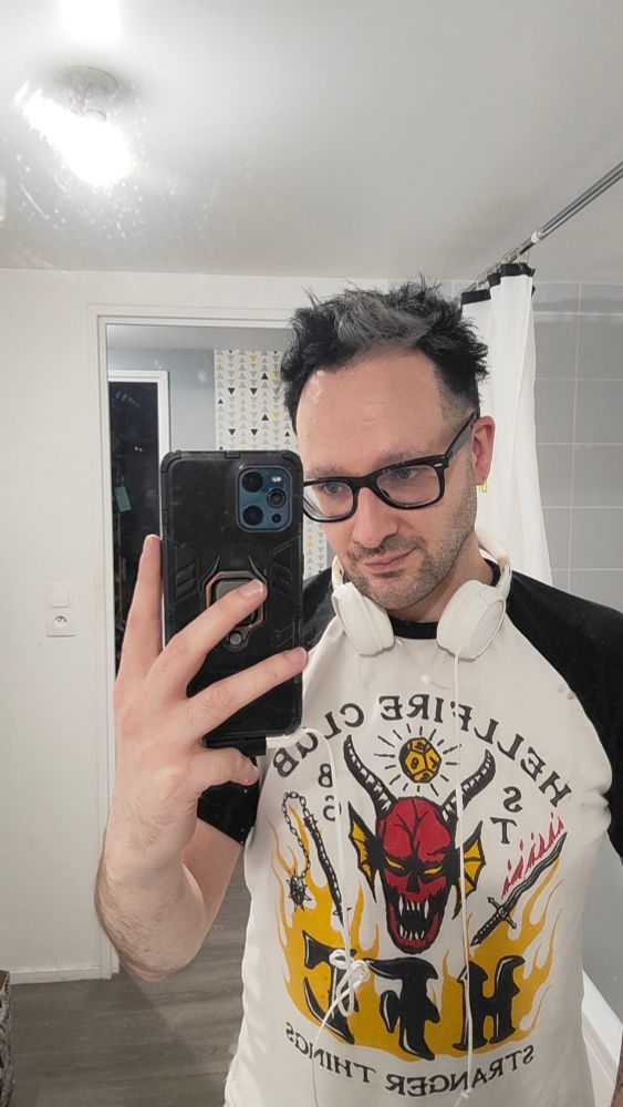 Photo de Charli Nicks out of drag, loutre mélancolique, t-shirt hellfire club de stranger things, photo prise pour montrer ma nouvelle couleur de cheveux,  basic selfie devant un miroir de salle de bain finalement