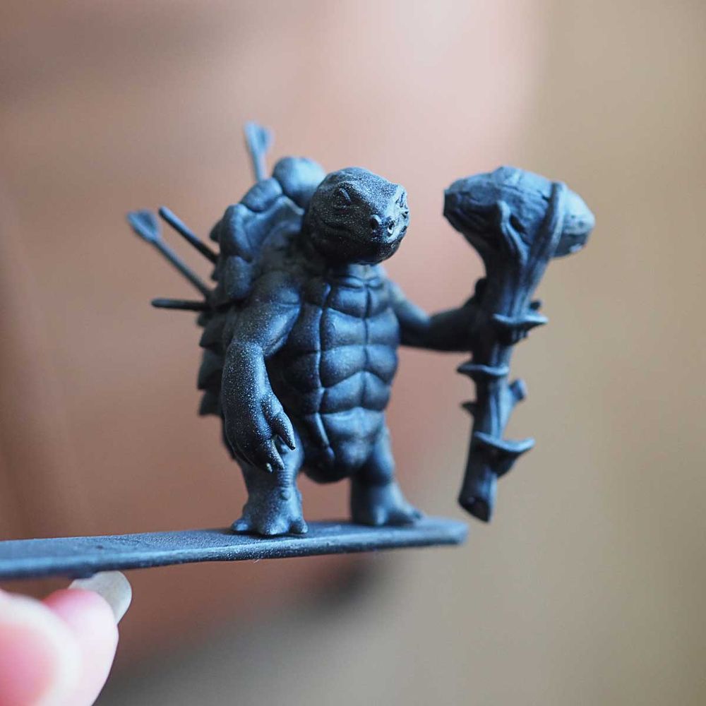Miniature tortue humanoïde avec un marteau géant et des flèches planté dans sa carapace.