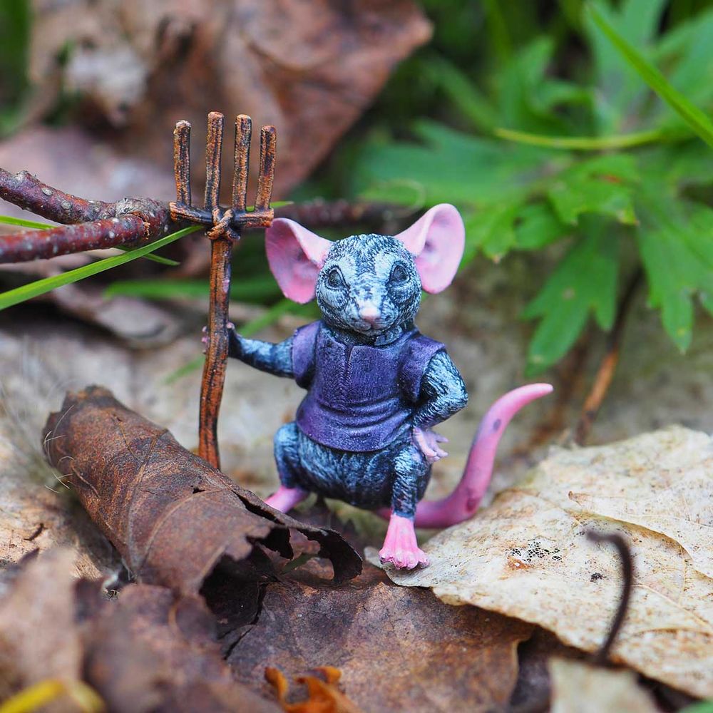 Figurine d'une souris anthropomorphe avec une bèche.