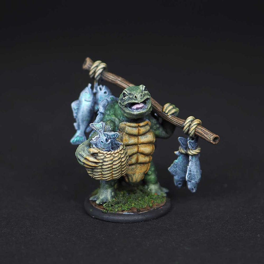 Figurine d'une tortue humanoïde qui transporte des poissons.
