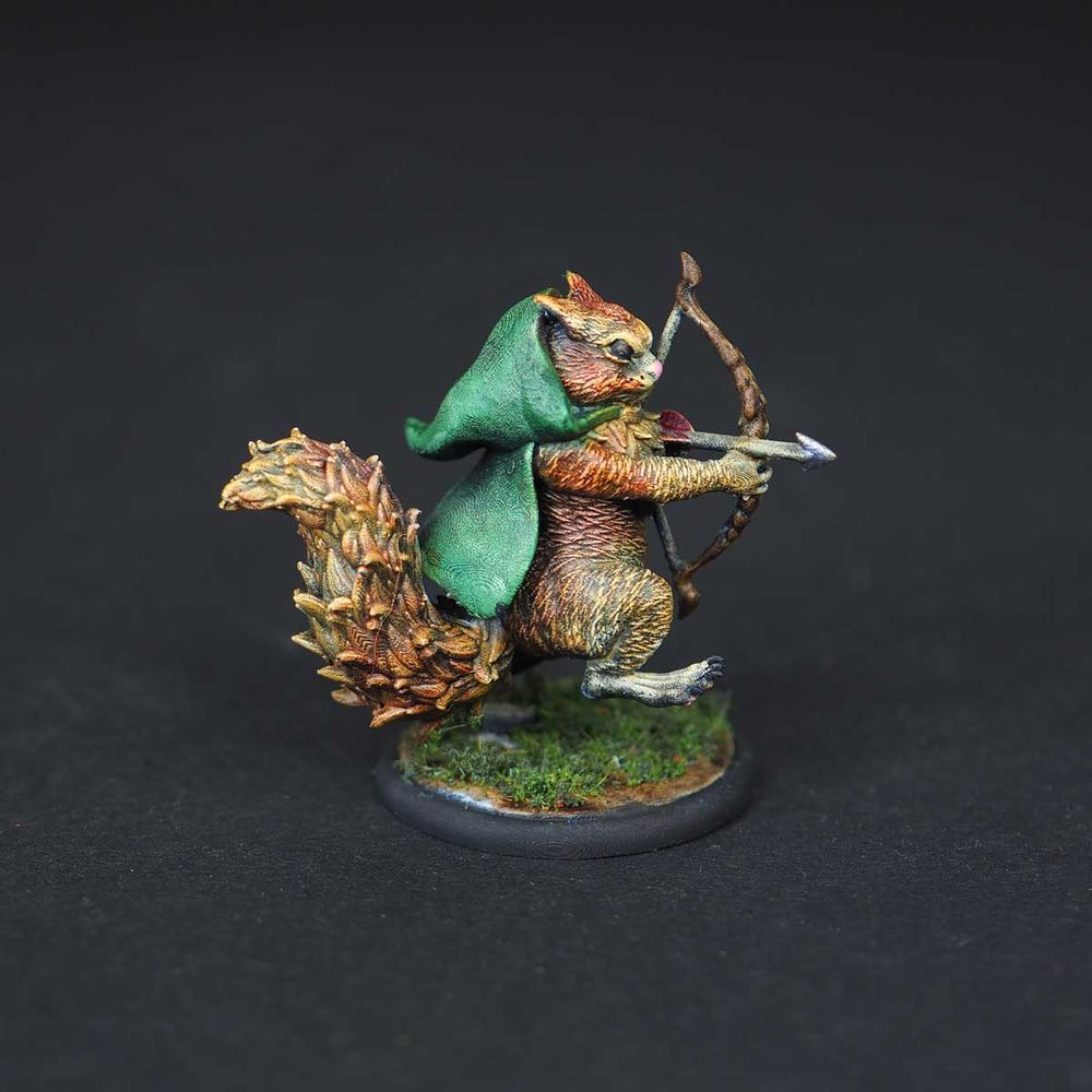 Miniatures écureuil avec un arc et un cape.