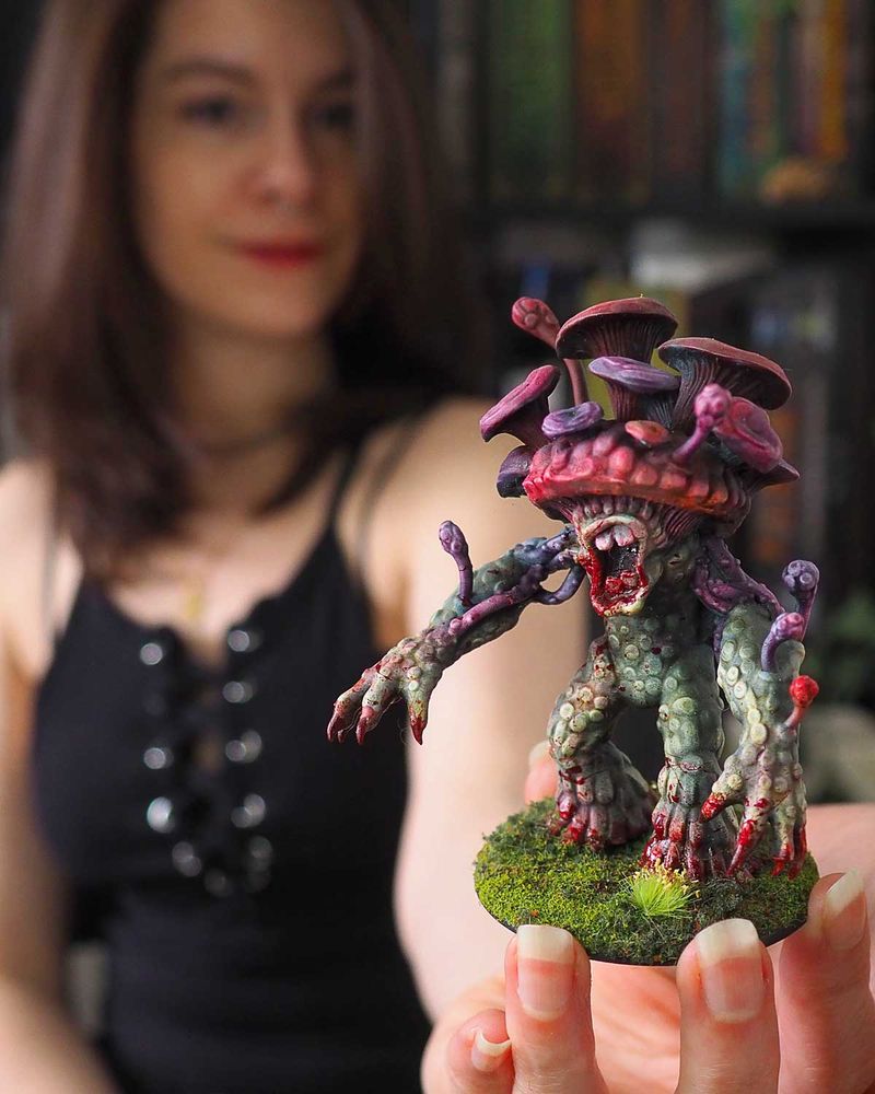 Figurine de champignon monstrueux pour les jeux de rôle que je tiens dans une main.