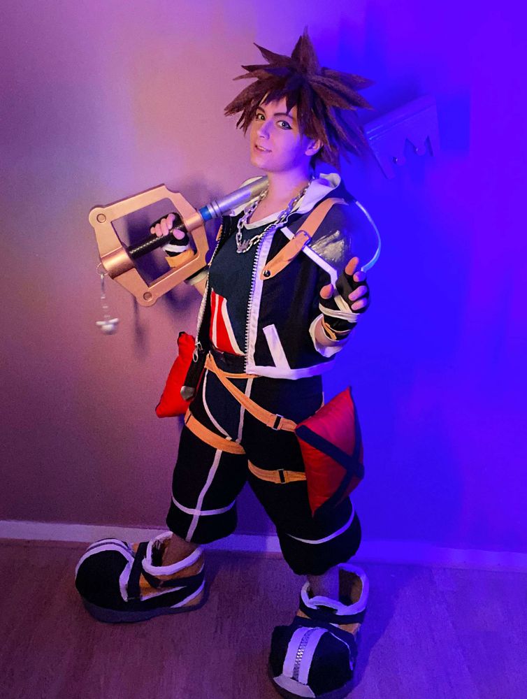 Me cosplaying Sora KH2

Photo and retouching by me (2025)