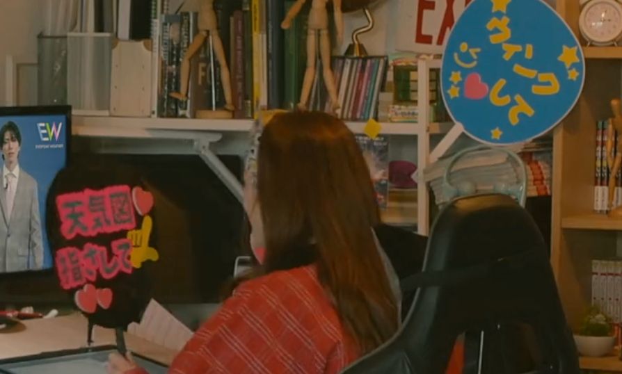 Screenshot of the drama. Manju and her uchiwa collection.