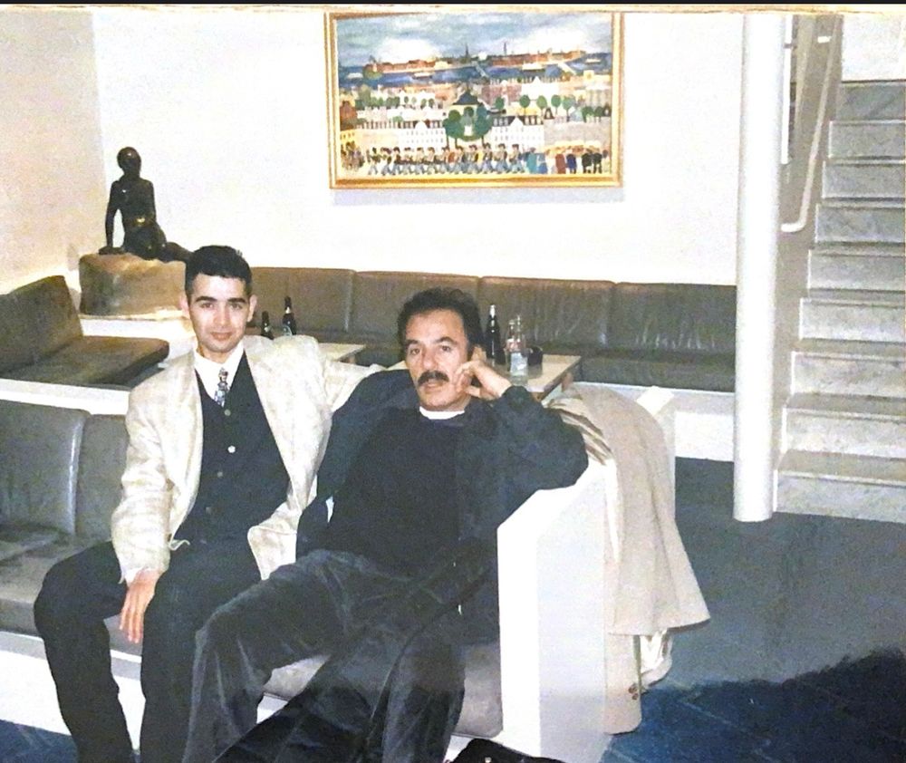 Arabesk tercih ettiğim müzik türü pek olmadı. Yine de meşhur üçlüden en çok Ferdi Tayfur’u dinlemişimdir. 90’lı yılların sonunda Kopenhag’a konsere geldiğinde tanışmıştım. Allah rahmet eylesin. Müzik dünyasından bir efsane daha gitti.