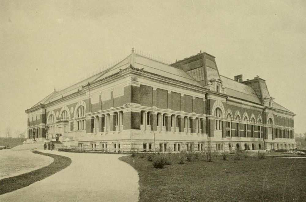 The expanded building, with the original building with its distinctive roof seen on the right. From Greater New York illustrated by Rand McNally. 