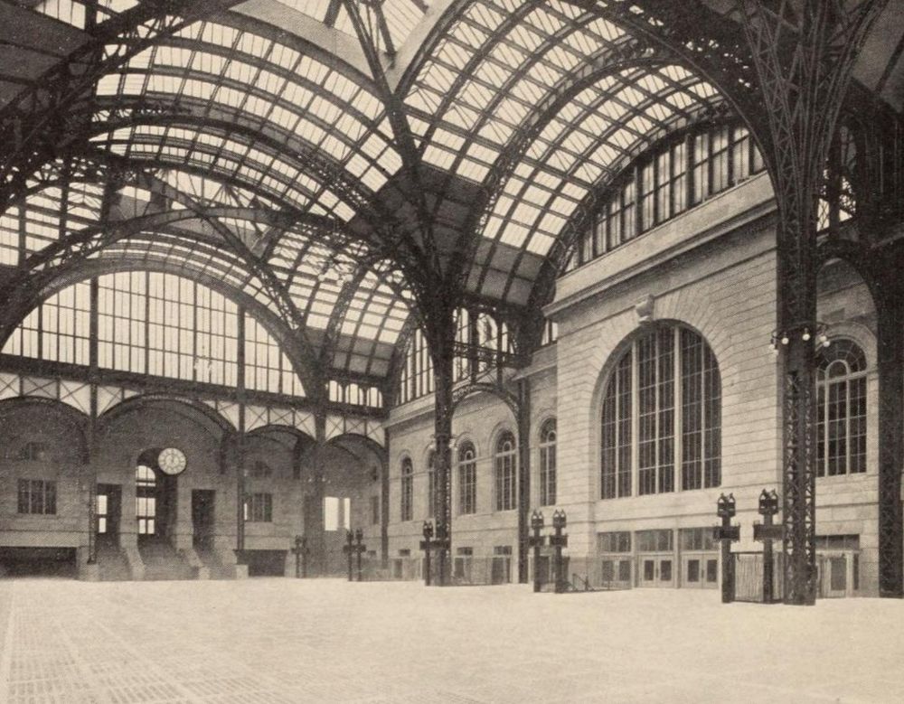 The concourse, looking towards 33rd Street.