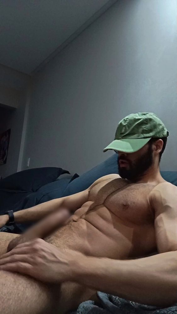 A nerd jerking off and gooning 