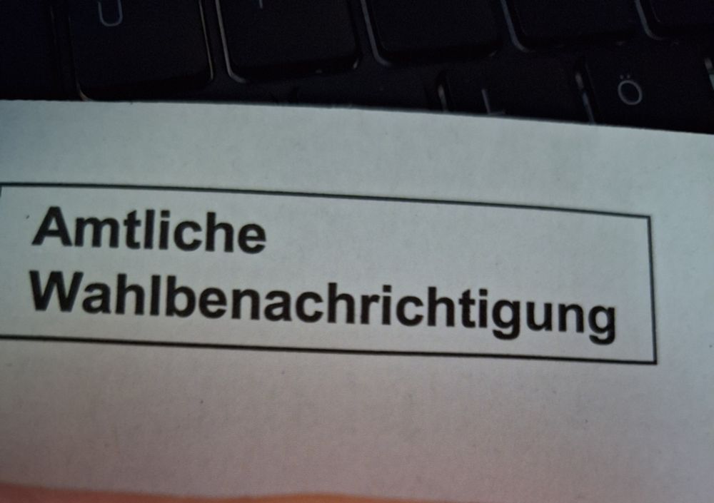 Ein Briefumschlag mit der Aufschrift "Amtliche Wahlbenachrichtigung"