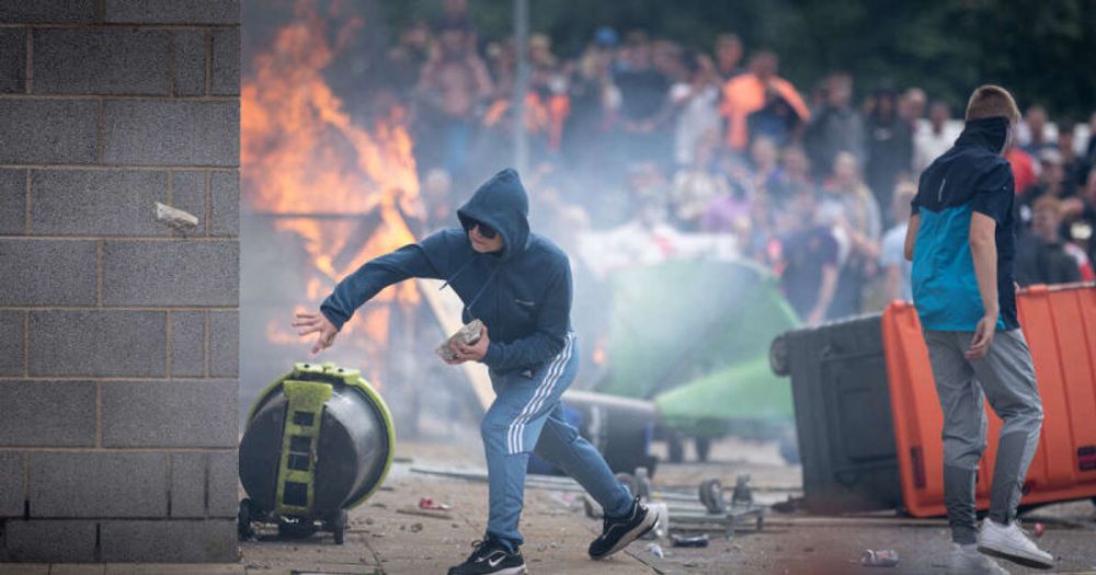 Tout comprendre aux émeutes racistes qui ont secoué le Royaume-Uni