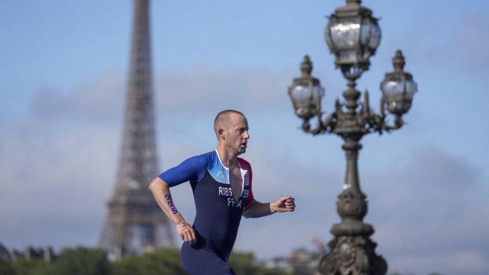 Paralympiques 2024 : grand favori, Jules Ribstein décroche l'or en catégorie PTS2 et lance la moisson de médailles du triathlon