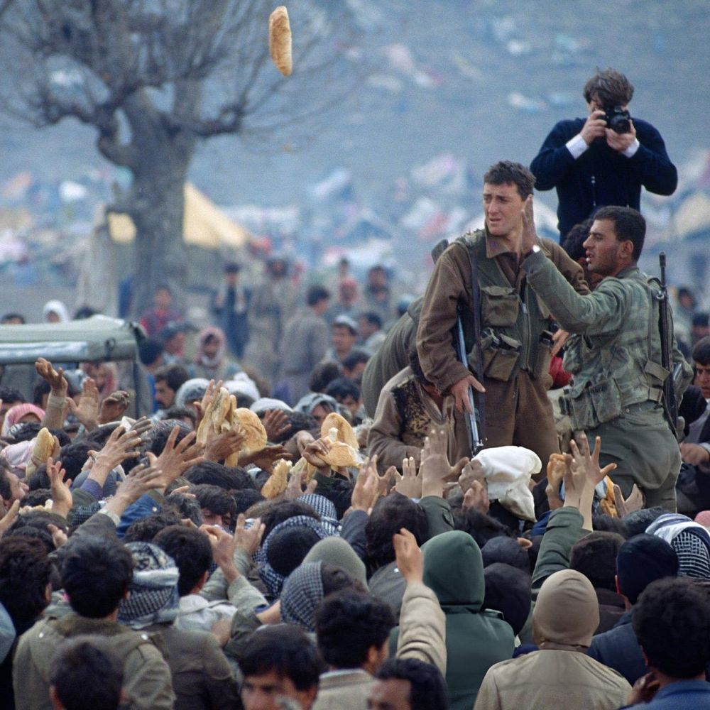 Türk Askeri, açlıkla boğuşan kürtlere ekmek dağıtıyor.