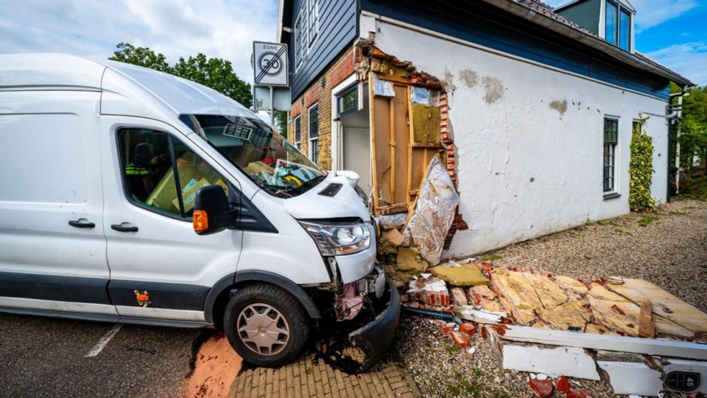 Bestuurder bestelbus rijdt muur van woning eruit