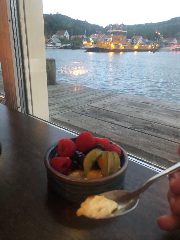 Efterrätt och vy över hav och färja utanför. 