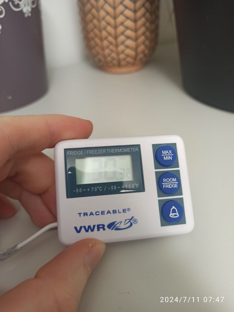 Ein kleines Thermometer in einem Büro. Es zeigt bereits um 7:47 Uhr über 30 Grad an.