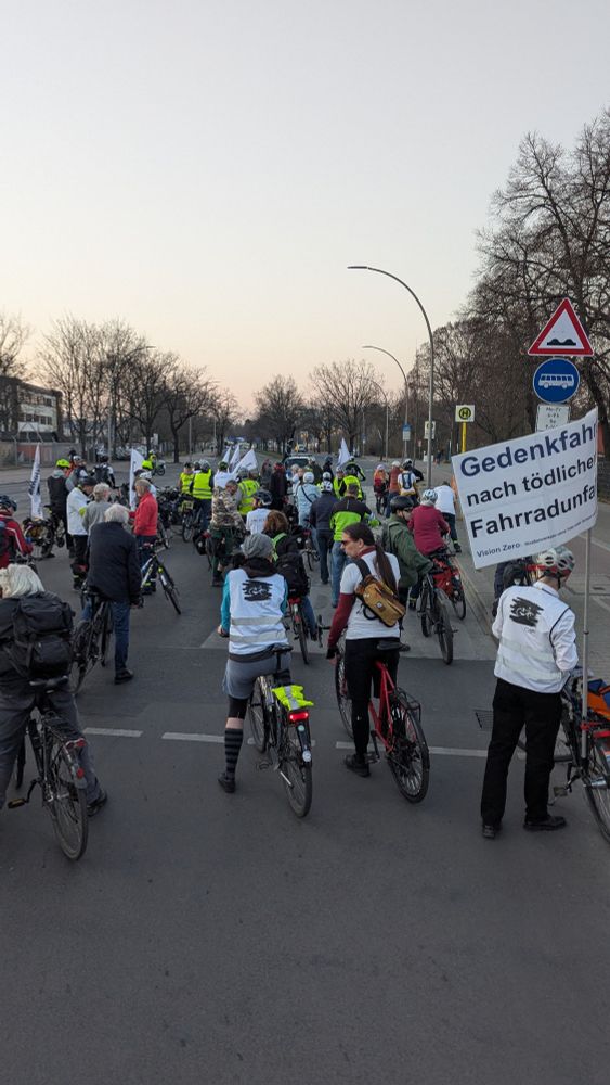 Mahnwache: Radfahrer:innen auf der Straße