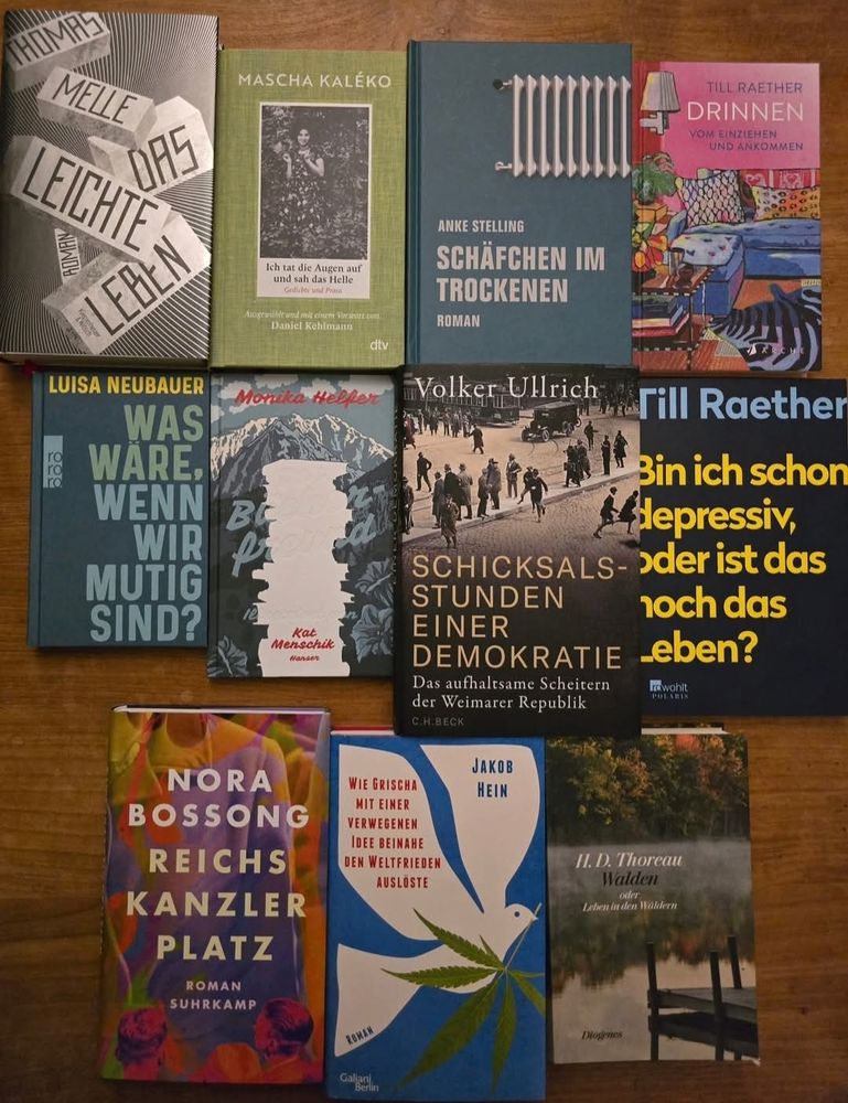 Foto der Buchcover

13. Thomas Melle: Das leichte Leben
14. Mascha Kaléko: Ich tat die Augen auf und sah das Helle
15. Anke Stelling: Schäfchen im Trockenen
16. Till Raether: Drinnen - vom Einziehen und Ankommen
17. Luisa Neubauer: Was wäre, wenn wir mutig sind?
18. Monika Helfer: Der Bücherfreund
19. Volker Ullrich: Schicksalsstunden einer Demokratie - Das aufhaltsame Scheitern der Weimarer Republik
20. Till Raether: Bin ich schon depressiv, oder ist das noch das Leben?
21. Nora Bossong: Reichskanzlerplatz
22. Jakob Hein: Wie Grischa mit einer verwegenen Idee beinahe den Weltfrieden auslöste
23. H.D. Thoreau: Walden oder Leben in den Wäldern