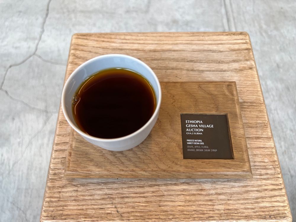 コーヒーが説明書きが書かれた板の上に乗ってる。