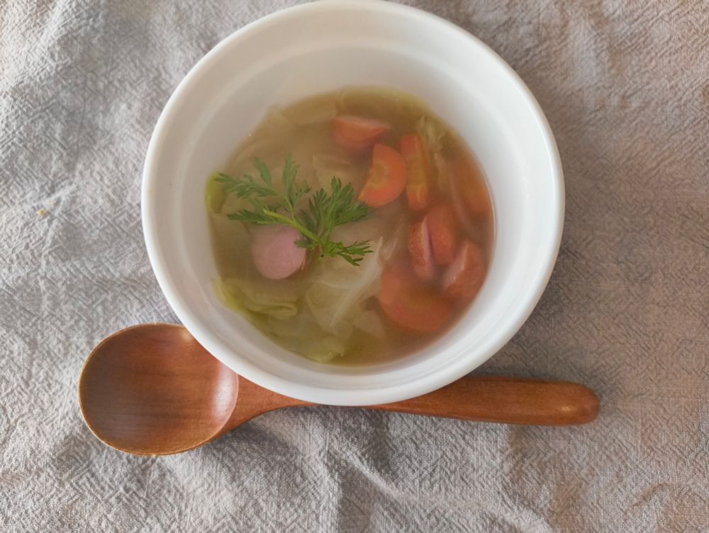 キャベツと玉ねぎと人参とウインナーのスープ／青空ごはん部