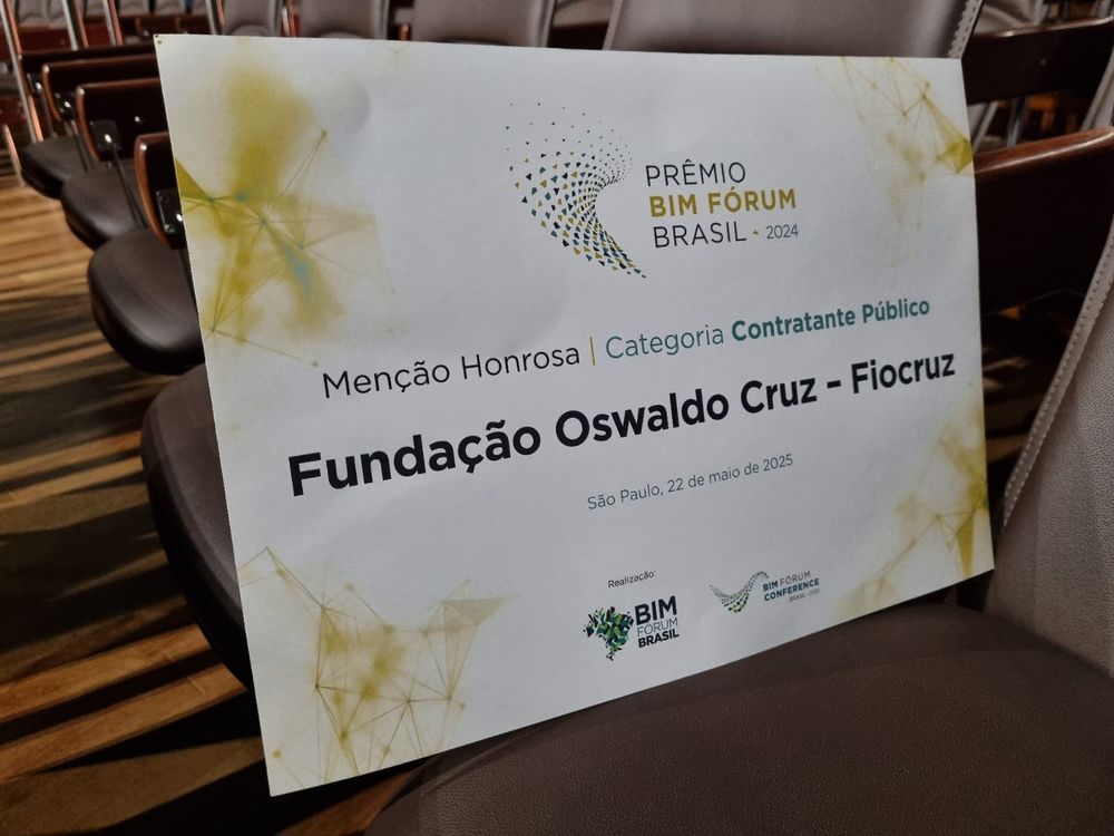 Placa de menção honrosa na categoria Contratante Público para a Fundação Oswaldo Cruz, do Prêmio BIM Forum Brasil