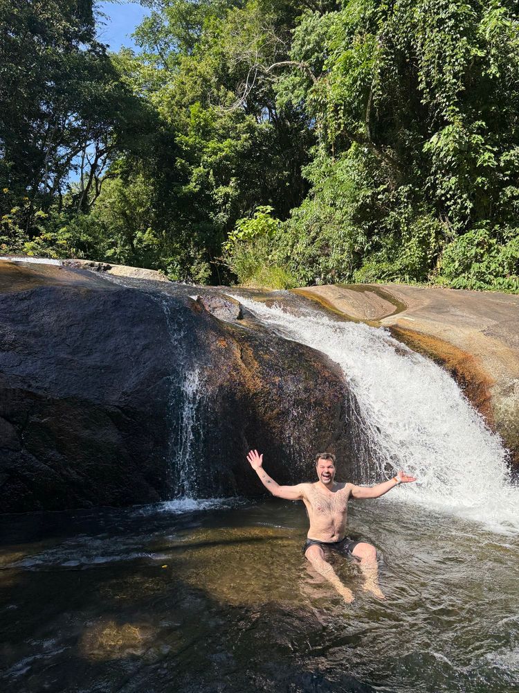 Trace by a waterfall