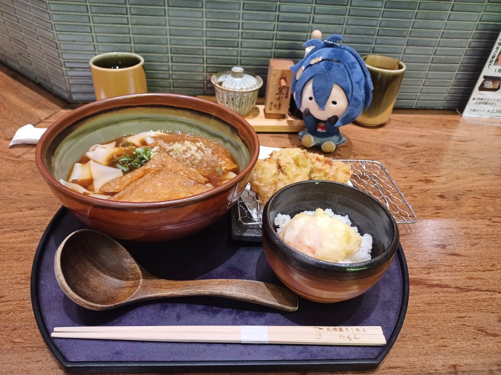 味噌きしめんと鶏天、たまごかけご飯