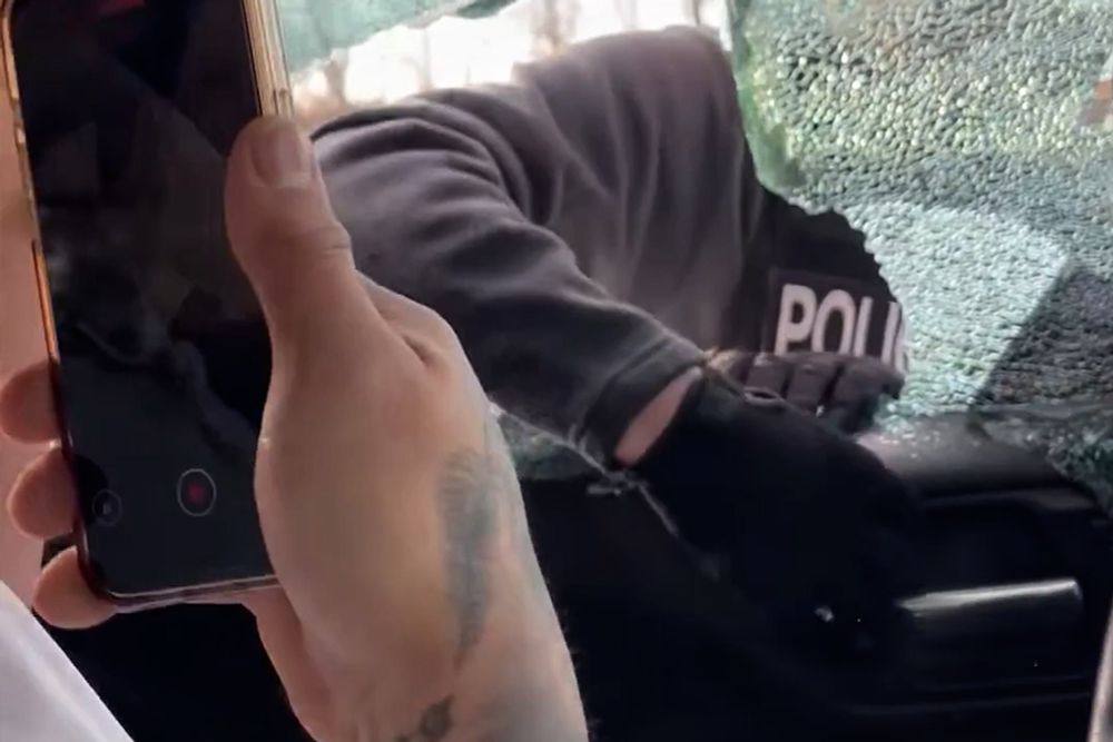 Bloodied Faces, Sobbing Children: Immigration Officers Smash Car Windows to Speed Up Arrests