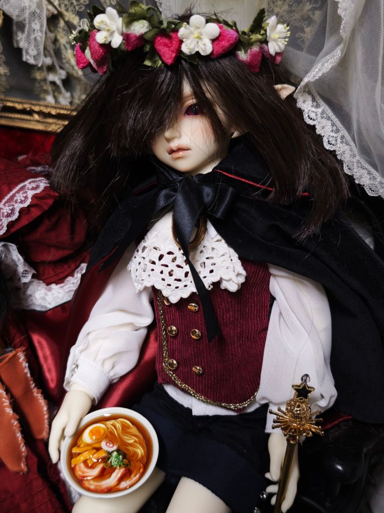 ラーメン型マグネットを持たせた45cmドール。家庭で食べる1人前のラーメンといった感じ。外食用くらいの大きさは感じない。