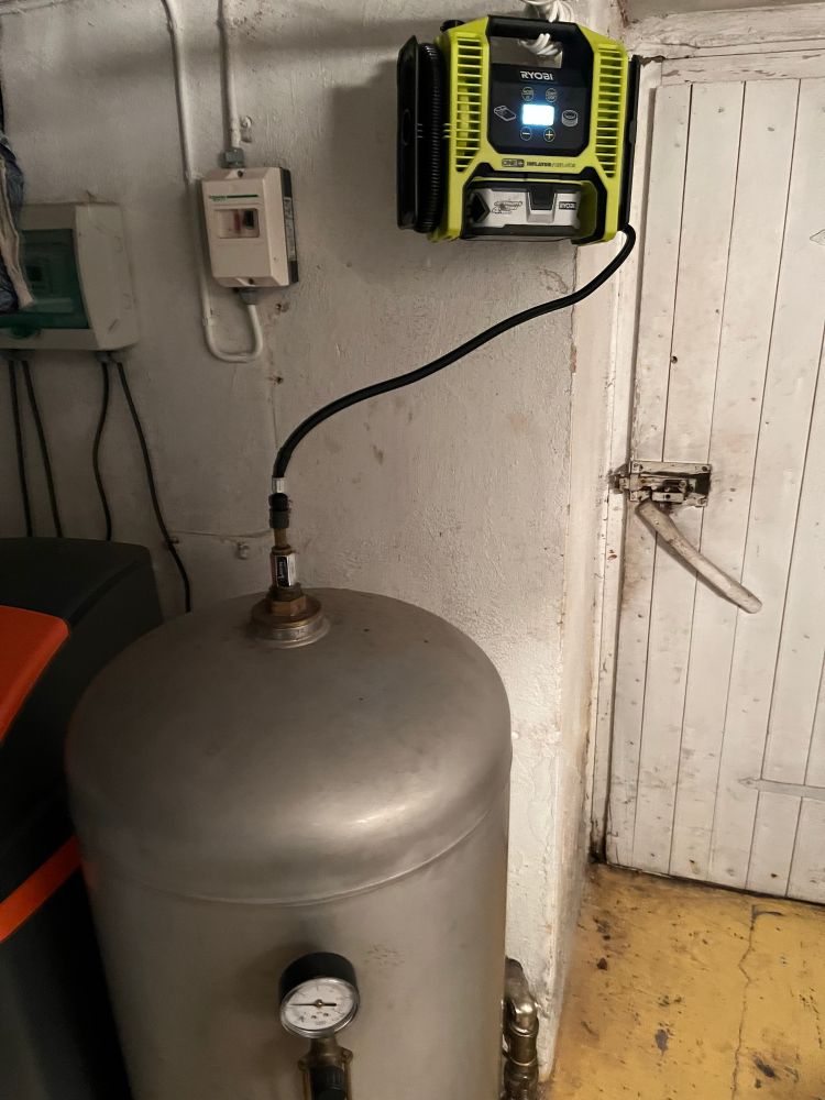 Trycktank som fylls med luft av kompressor 