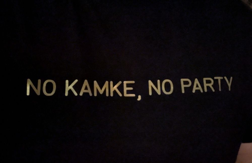Schwarzes Shirt mit güldenem Aufdruck: "No Kamke, no Party"